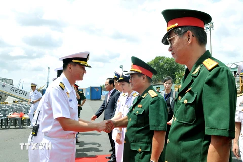 Quang cảnh lễ đón sỹ quan và thủy thủ tàu hải quân Hàn Quốc Roks Wang Geon đến thăm Thành phố Hồ Chí Minh. (Ảnh: An Hiếu/TTXVN)