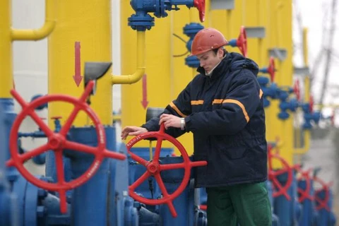 Công nhân Ukraine vận hành đường ống dẫn dầu. Ảnh minh họa. (Nguồn: upi.com)