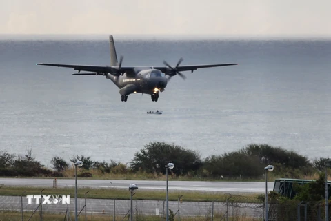 Máy bay của không lực Pháp tham gia tìm kiếm ngoài khơi đảo Saint-Andre thuộc Reunion. (Nguồn: AFP/TTXVN)