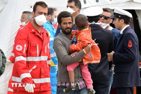 Người di cư được đưa tới cảng Messina sau khi được cứu sống ngoài khơi bờ biển Sicily. (Nguồn: AFP/TTXVN)