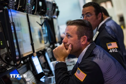 Các nhà đầu tư theo dõi biến động của chỉ số chứng khoán tại sàn giao dịch ở New York ngày 11/8. (Nguồn: AFP/TTXVN)