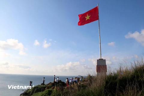 Cột cờ trên đảo Phú Quý được đặt ở vị hướng ra biển. (Ảnh: Nguyễn Thanh/Vietnam+)