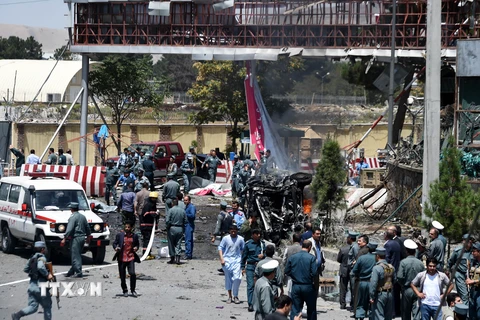 Lực lượng an ninh Afghanistan điều tra tại hiện trường một vụ đánh bom. (Nguồn: AFP/TTXVN)