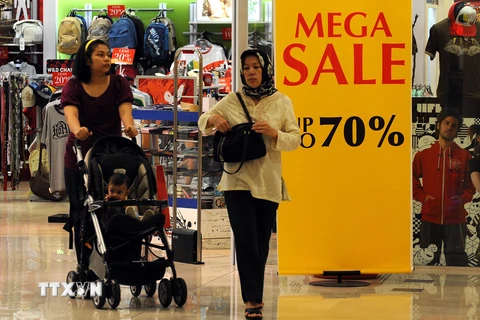 Một trung tâm mua sắm ở thủ đô Kuala Lumpur thông báo siêu giảm giá để thu hút khách hàng. AFP/TTXVN