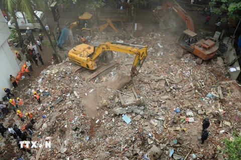 Lực lượng cứu hộ làm nhiệm vụ tại hiện trường một vụ sập nhà ở Ấn Độ. (Nguồn: AFP/TTXVN)