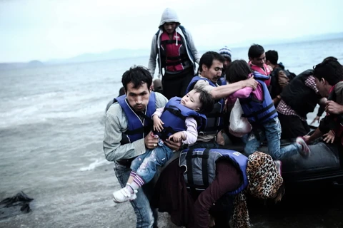 Một chiếc xuồng chở người di cư cập đảo Kos, Hy Lạp. (Nguồn: HuffPost Italia)