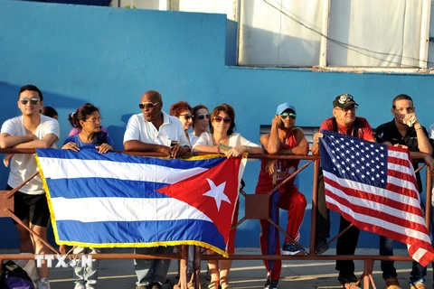 Người dân thủ đô La Habana đón chào sự kiện Mỹ chính thức mở lại Đại sứ quán tại Cuba. (Ảnh: Lê Hà/TTXVN)