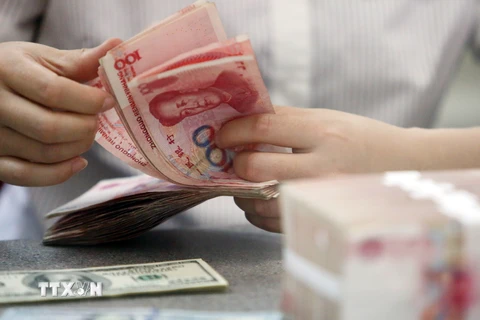 Kiểm tiền NDT tại ngân hàng ở Linyi, tỉnh Sơn Đông, miền đông Trung Quốc ngày 11/8. (NGuồn: THX/TTXVN)