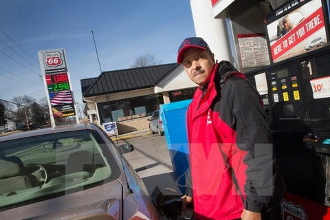 Một người dân mua xăng tại một trạm xăng ở Dellwood, bang Missouri, Mỹ. (Nguồn: AFP/TTXVN)