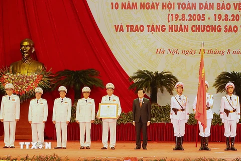 Chủ tịch nước Trương Tấn Sang trao tặng Huân chương Sao Vàng cho Công an nhân dân Việt Nam. (Ảnh: Nguyễn Khang/TTXVN)