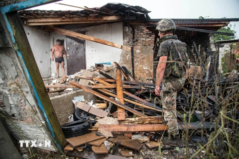 Một ngôi nhà lại làng Sartana, gần Mariupol, khu vực Donetsk, miền đông Ukraine bị phá hủy trong xung đột ngày 17/8. (Nguồn: AFP/TTXVN)
