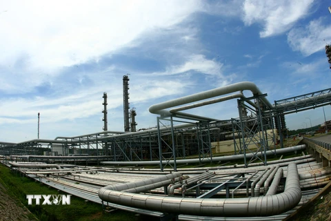 Một góc Nhà máy lọc dầu Dung Quất. (Ảnh: Huy Hùng/TTXVN)