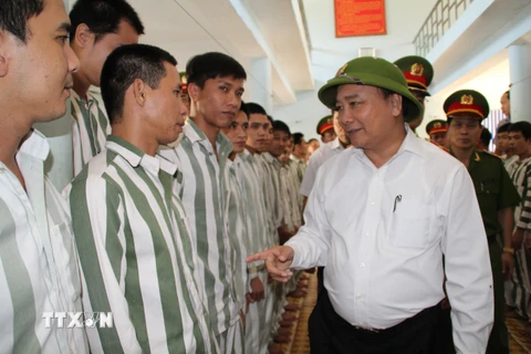 Phó Thủ tướng Nguyễn Xuân Phúc thăm hỏi, dặn dò những người được xét đặc xá trong dịp Quốc khánh 2/9 tại Trại giam Xuân Lộc, Đồng Nai. (Ảnh: Sỹ Tuyên/TTXVN)