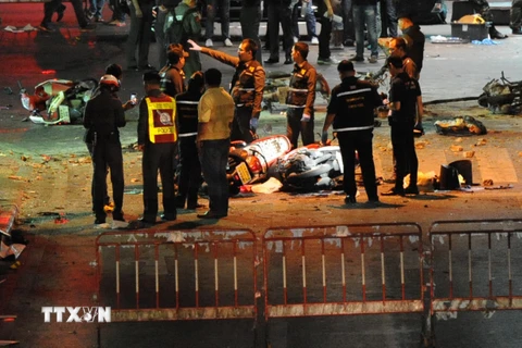 Cảnh sát Thái Lan điều tra tại hiện trường vụ nổ ở đền thờ Erawan, Bangkok ngày 17/8. (Nguồn: THX/TTXVN)