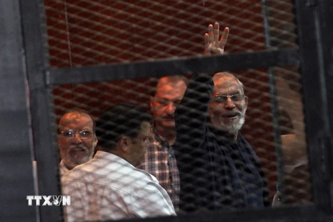 Lãnh đạo MB Mohamed Badie (phải) trong phiên tòa tại Cairo. (Nguồn: THX/TTXVN(