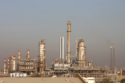 Toàn cảnh nhà máy lọc dầu Abadan, nhà máy lớn nhất Iran ở thành phố tây nam Abadan, Iran. (Nguồn: THX/TTXVN)