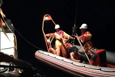 Đưa 2 thuyền viên bị tai nạn lao động trên biển vào bờ an toàn