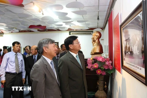 Các đại biểu tham quan triển lãm 70 năm ngành Ngoại giao Việt Nam tại Lào. (Ản minh họa. Phạm Kiên/TTXVN)