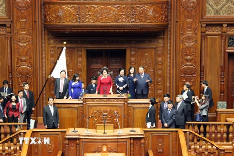 Phó Chủ tịch Quốc hội Nguyễn Thị Kim Ngân thăm quan Nghị viện Nhật Bản. (Ảnh: Hữu Thắng, Gia Quân/TTXVN)