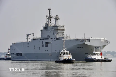 Tàu Mistral trong lần chạy thử đầu tiên ở Saint-Nazaire, miền tây Pháp ngày 16/3. (Nguồn: AFP/TTXVN)