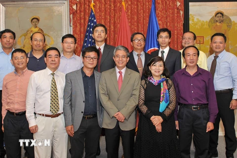 Đại sứ Phạm Quang Vinh và Trưởng các cơ quan đại diện Việt Nam bên cạnh Đại sứ quán. (Ảnh: Thanh Tuấn/TTXVN)