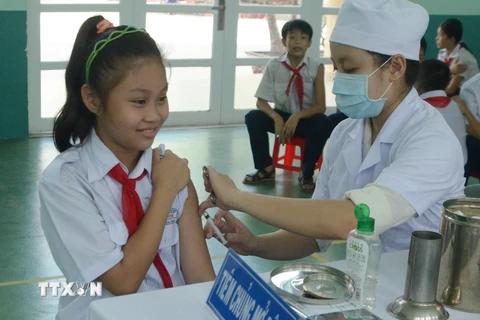 Thành phố Hồ Chí Minh bắt đầu triển khai tiêm chủng mở rộng vắcxin tại trường học. (Ảnh: Phương Vy/TTXVN)