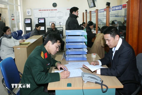 Bộ phận một cửa của Ủy ban Nhân dân quận Hoàng Mai, Hà Nội có nhiều cải cách trong thủ tục hành chính hỗ trợ người dân. (Ảnh: Phương Hoa/TTXVN)
