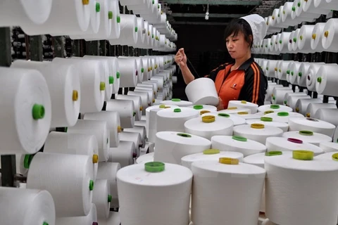 Công nhân làm việc tại nhà máy dệt ở tỉnh Hà Bắc, miền Bắc Trung Quốc. (Nguồn: THX/TTXVN)