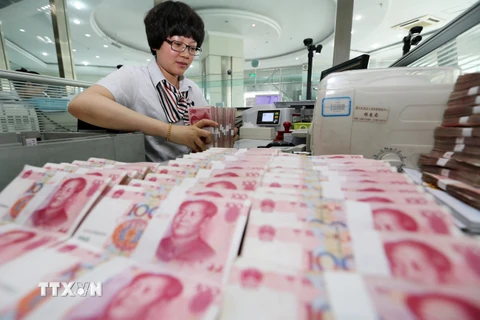 Kiểm tiền nhân dân tệ tại ngân hàng ở Liên Vận Cảng, tỉnh Giang Tô, Trung Quốc. (Nguồn: THX/TTXVN)