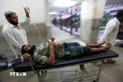 Chuyển một nạn nhân bị thương trong vụ đấu súng tới bệnh viện ở Jammu, khu vực Kashmir do Ấn Độ kiểm soát ngày 28/8. (Nguồn: AFP/TTXVN)