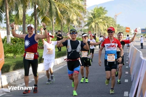 Vận động viên Việt Nam và quốc tế tranh tài cự ly 42km. (Ảnh: Lê Lâm/Vietnam+)