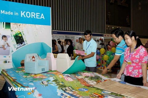 Những sản phẩm đồ chơi Hàn Quốc tỏ ra khá hấp dẫn khách hàng có mặt tại Vietbabyfair 2014. (Ảnh: Hoàng Hải/Vietnam+)