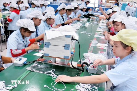 Dây chuyền sản xuất tai nghe điện thoại tại Công ty Trách nhiệm hữu hạn Glonics Việt Nam đóng ở Thái Nguyên. (Ảnh: Hoàng Nguyên/TTXVN) 