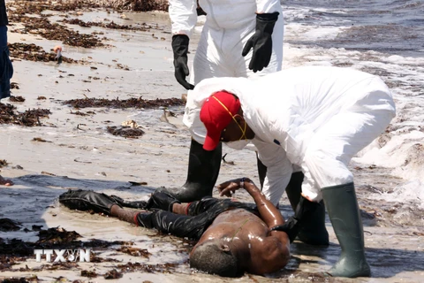 Lực lượng cứu hộ chuyển thi thể người di cư bị sóng đánh dạt lên bãi biển ở Zuwara ngày 28/8. (Nguồn: AFP/TTXVN)
