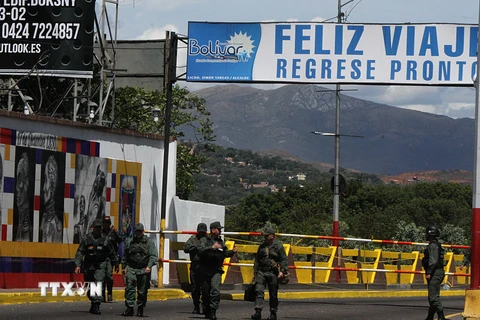 Binh sỹ Venezuela gác tại bang Tachira, giáp giới Colombia. (Nguồn: THX/TTXVN)