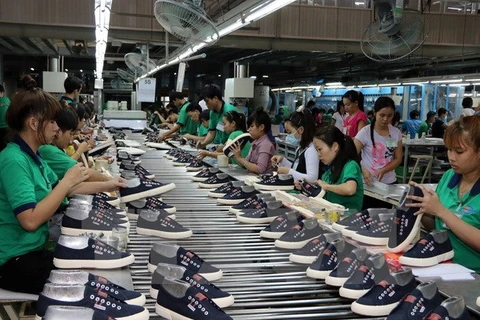 Gia công giày xuất khẩu tại Công ty Cổ phần Công nghiệp Đông Hưng, Khu công nghiệp Tân Hiệp A, Dĩ An, Bình Dương. (Ảnh: Quách Lắm/TTXVN)