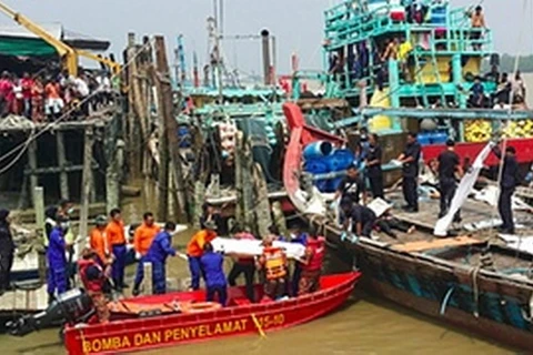 Lực lượng cứu hộ di chuyển thi thể nạn nhân vụ lật thuyền. (Nguồn: Getty images)