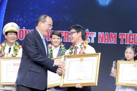 Nguyễn Bá Hải nhận giải thưởng "10 gương mặt trẻ Việt Nam tiêu biểu năm 2014."