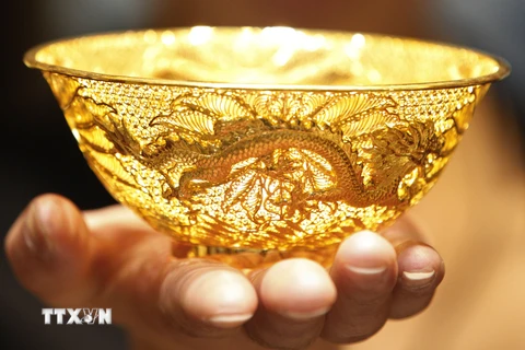 Chiếc bát bằng vàng tại cửa hàng ở tỉnh An Huy, Trung Quốc. (Nguồn: AFP/TTXVN)