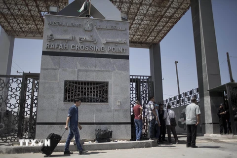 Người Palestine chờ qua cửa khẩu ở thành phố Rafah, miền nam Dải Gaza ngày 20/8. (Nguồn: AFP/ TTXVN)