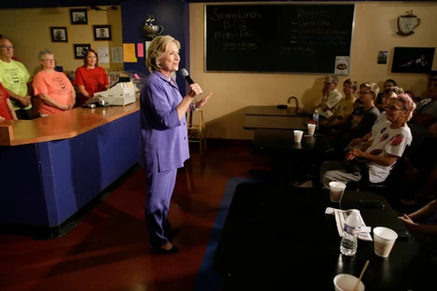 Bà Hillary Clinton trong môt buổi nói chuyện tại Newton, Iowa. (Nguồn: Reuters)
