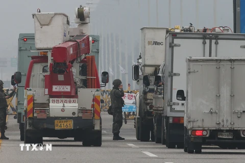 Binh sĩ Hàn Quốc kiểm tra các xe chở hàng tại lối vào khu công nghiệp Keasong ngày 21/8. (Nguồn: Yonhap/TTXVN)