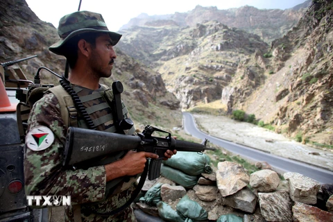 Binh sỹ Afghanistan gác tại một chốt kiểm soát an ninh ở ngoại ô Kabul. (Nguồn: THX/ TTXVN)