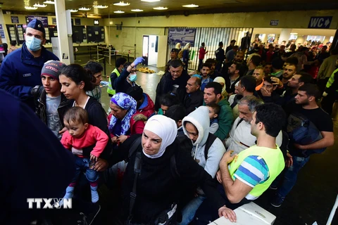 Người di cư chờ đợi các chuyến tàu để tới Áo và Đức tại nhà ga Eastern Keleti ở Budapest, Hungary ngày 12/9. (Ng: AFP/TTXVN)