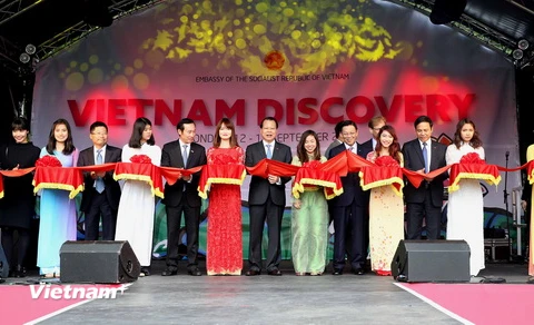 Phó Thủ tướng Vũ Văn Ninh cắt băng khai mạc Lễ hội Khám phá Việt Nam tại London. (Ảnh: Mai-Phương/Vietnam+)
