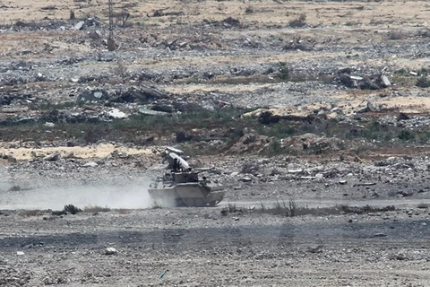 Xe quân sự Ai Cập tuần tra tại khu vực cửa khẩu Rafah, phía nam dải Gaza. (Nguồn: AFP/TTXVN)