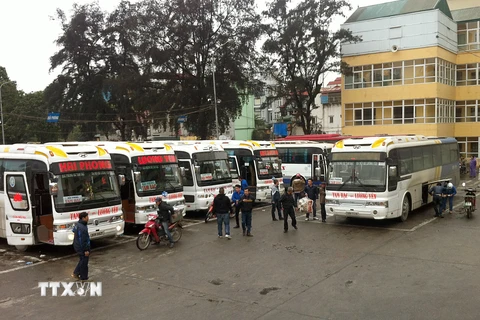 Dịch vụ vận tải hành khách bằng xe khách tại Bến xe Lương Yên. (Ảnh: Hoàng Hùng/TTXVN)