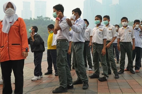 Các học sinh ở Kuala Lumpur đeo khẩu trang để phòng tránh khói bụi. (Nguồn: AFP) 