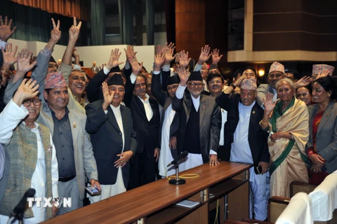Các chính trị gia vui mừng sau khi Quốc hội thông qua Hiến pháp mới ở thủ đô Kathmandu ngày 16/9. (Nguồn: AFP/TTXVN)