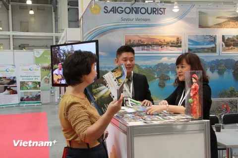 Một số gian hàng của các công ty du lịch Việt Nam tham giả triển lãm. (Ảnh: Quế Anh/Vietnam+)